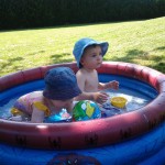 Première baignade dans le jardin le 2 juin 2012 (2)
